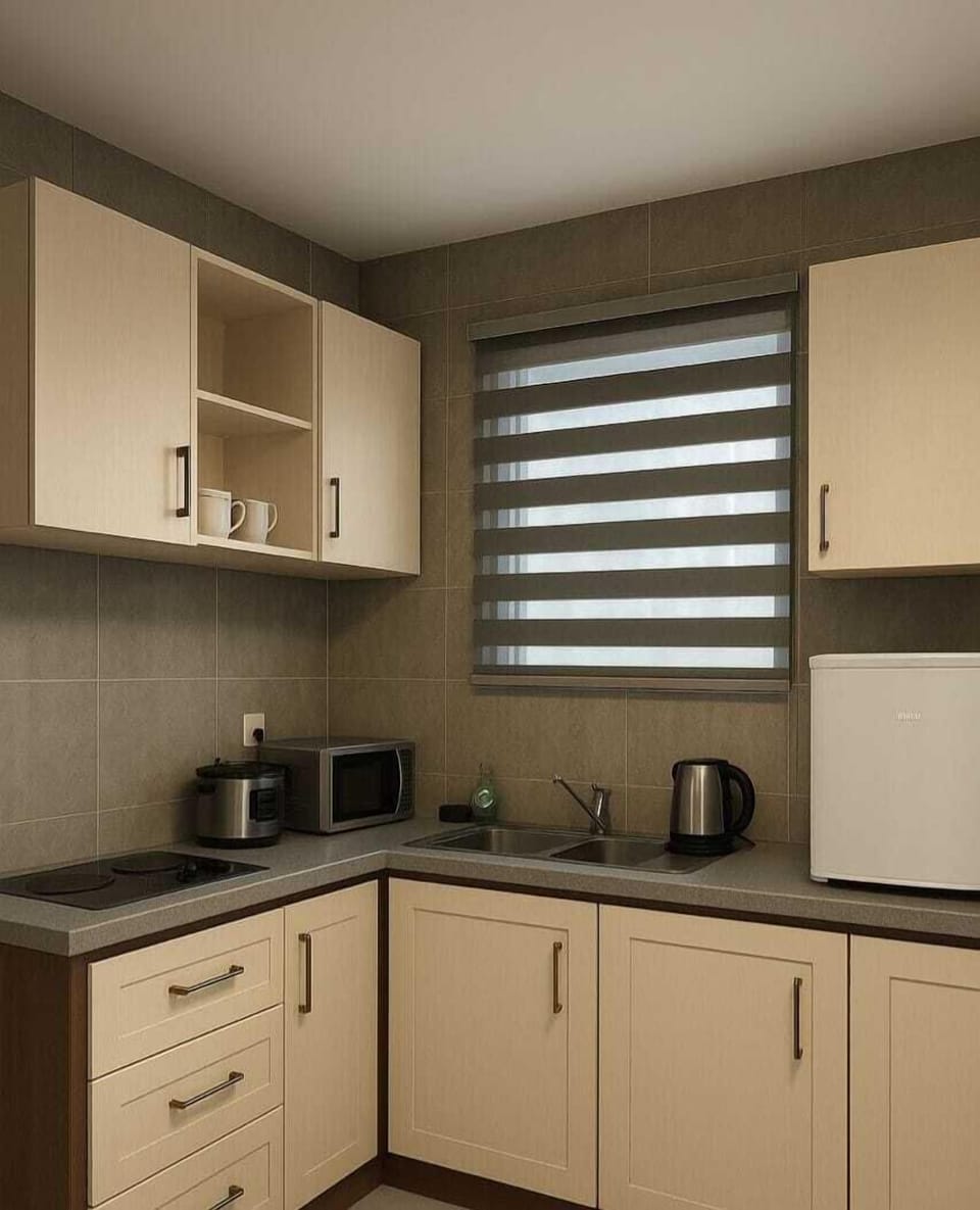 Deluxe Room, City View | Private kitchen | Full-size fridge, microwave, dishwasher, cookware/dishes/utensils
