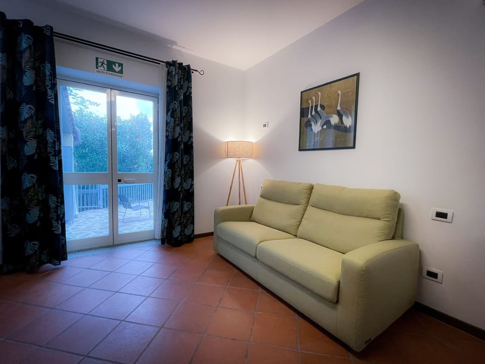 Deluxe Townhome, Park View (Camera 2 (Aironi)) | Living area | TV