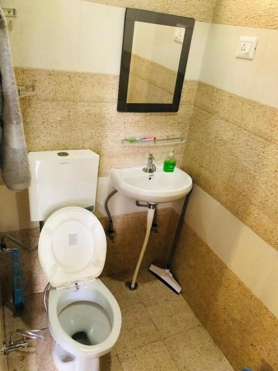 Combined shower/tub, free toiletries, bidet, towels
