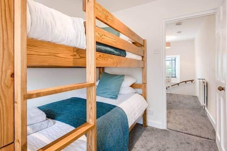 Twin/Bunk Bedroom 