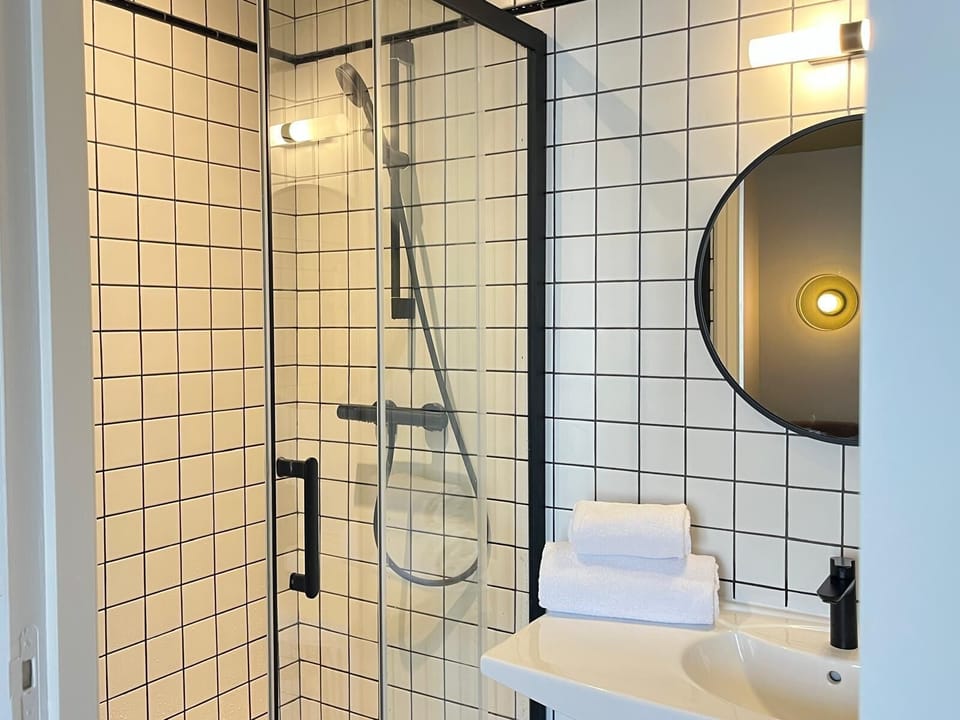 Junior Suite | Bathroom | Free toiletries, hair dryer, towels, soap