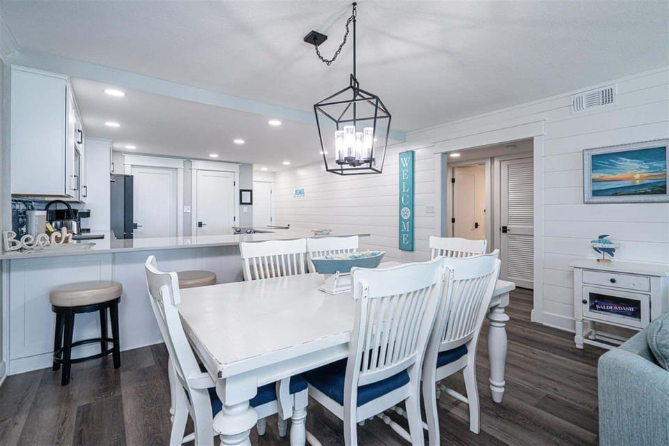 Condo, 2 Bedrooms | Dining