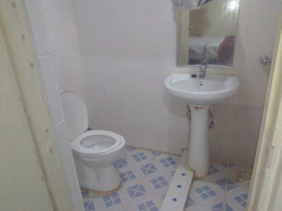 Deluxe Double Room, Garden View | Bathroom | Shower, free toiletries, slippers, towels