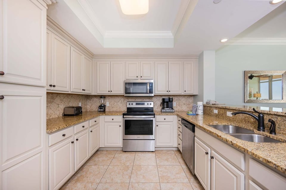 Condo, 3 Bedrooms | Private kitchen | Coffee/tea maker, fridge, oven