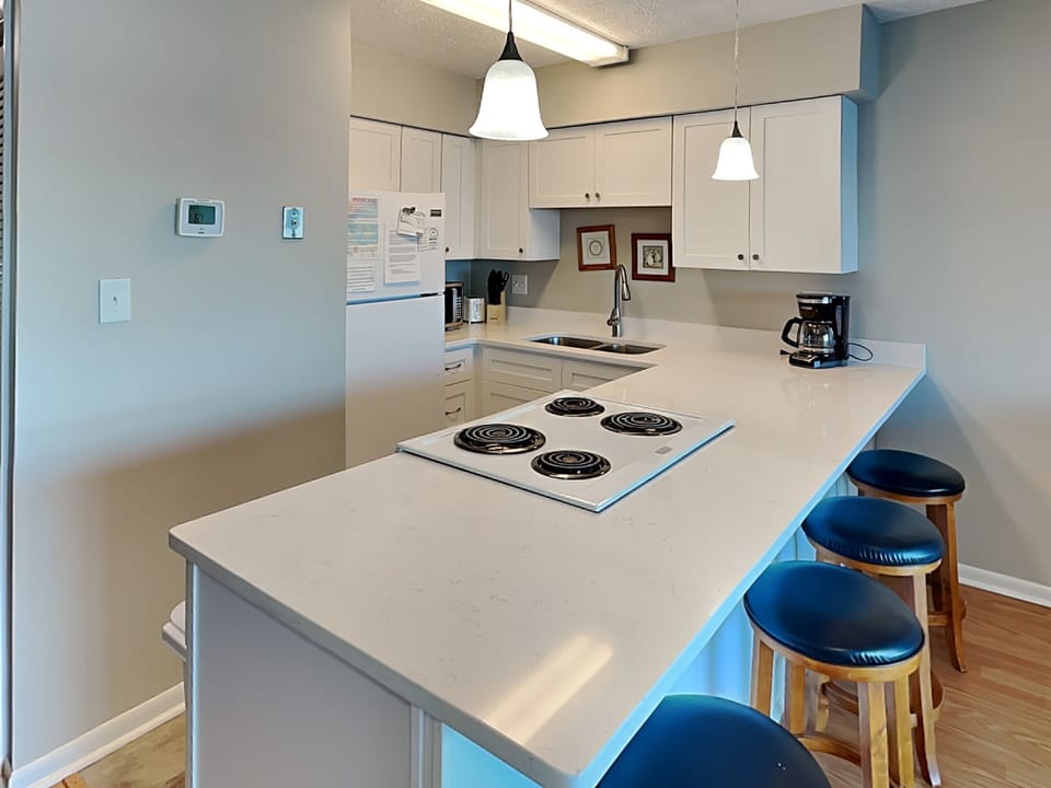 Kitchen - Breakfast Bar, Modern Appliances