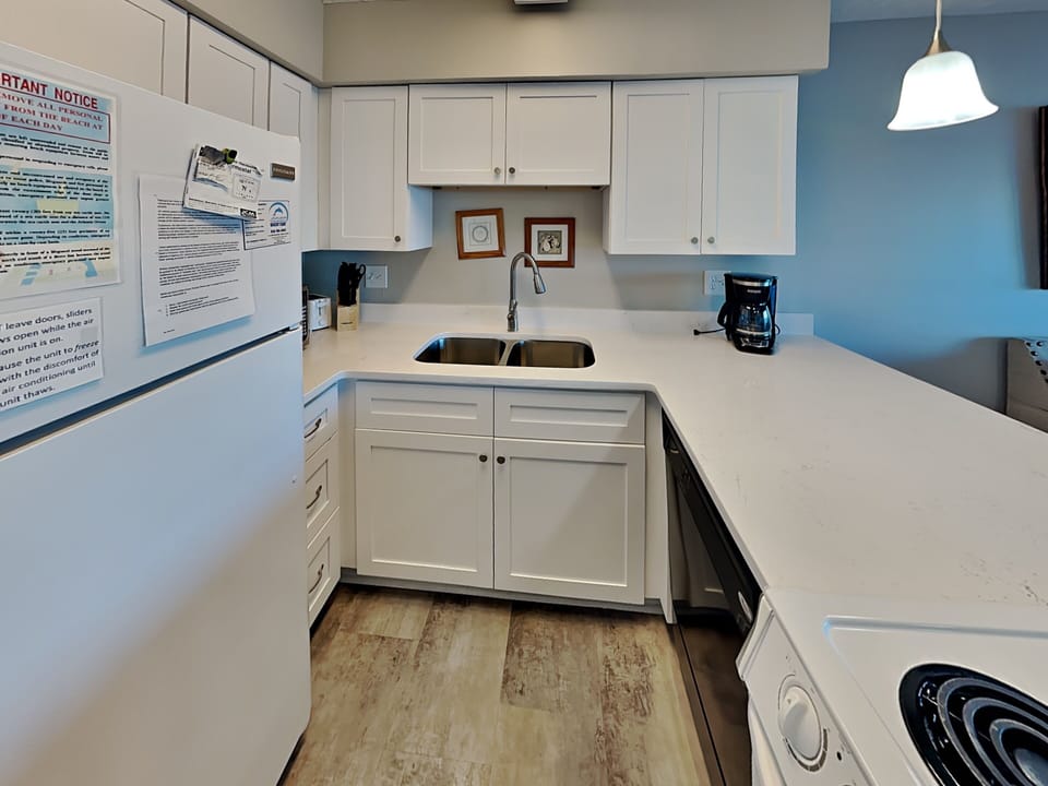 Kitchen - Breakfast Bar, Modern Appliances