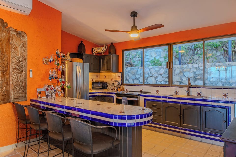 Fully equipped kitchen with bar seating