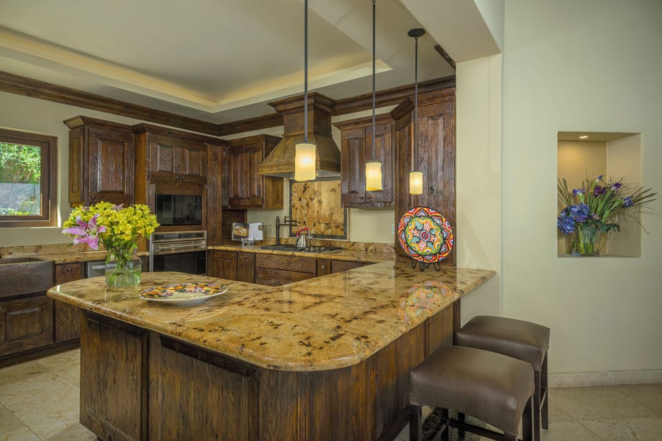 Fully equipped kitchen with bar seating