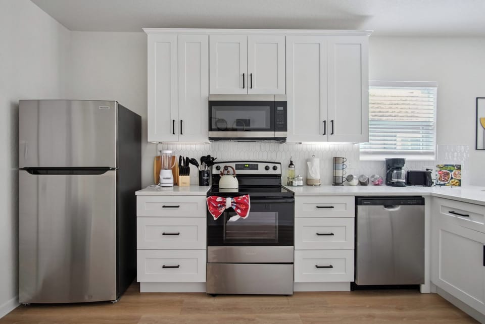 House (4 Bedrooms) | Private kitchen | Microwave, oven, stovetop, dishwasher