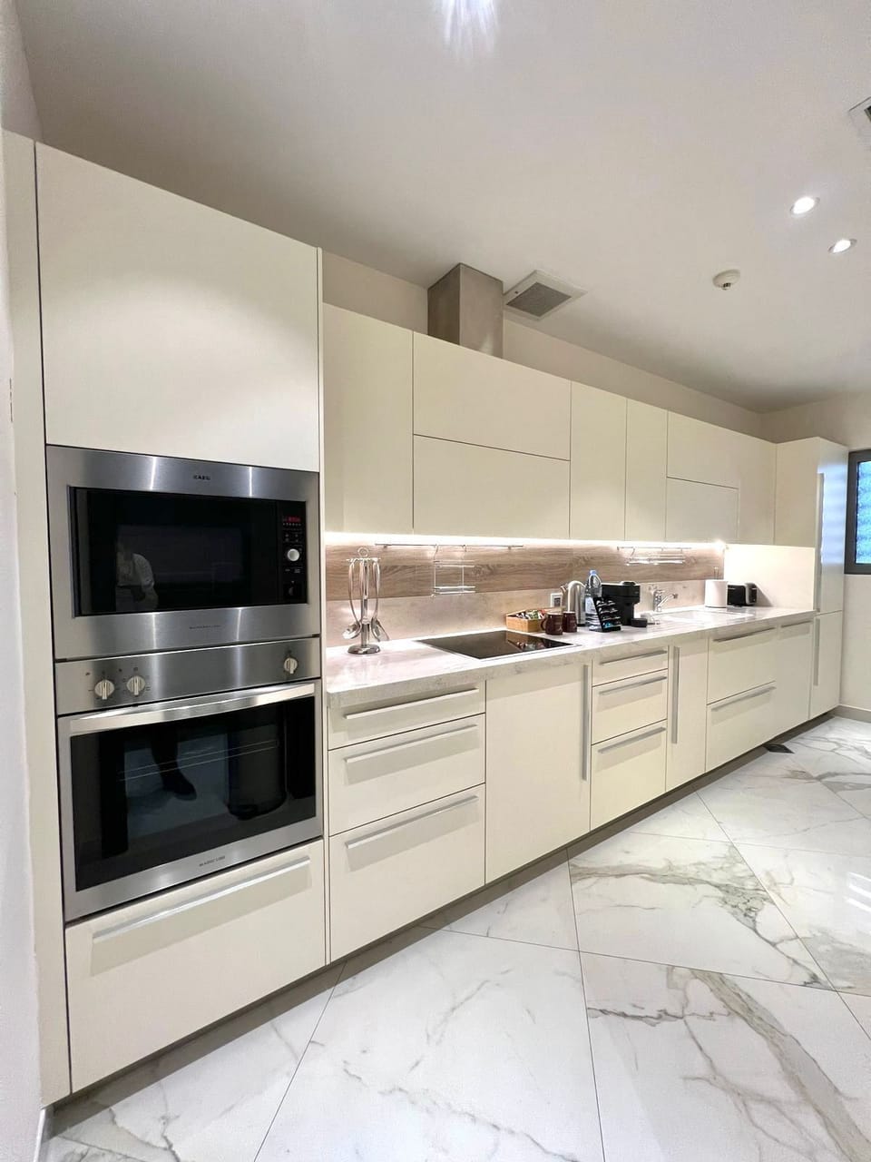 Full-size fridge, microwave, oven, stovetop