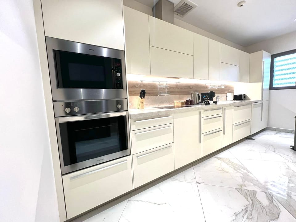 Full-size fridge, microwave, oven, stovetop