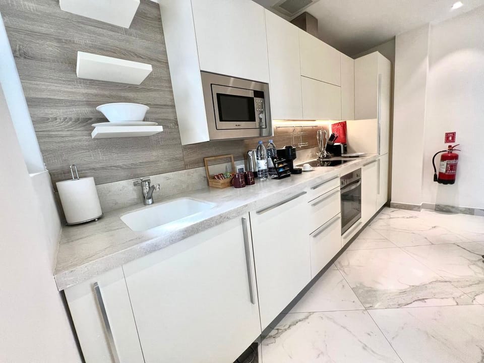 Full-size fridge, microwave, oven, stovetop