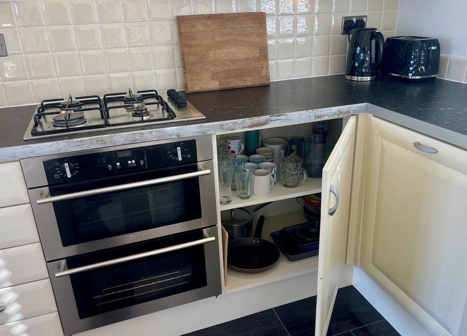 Cottage | Private kitchen | Dishwasher, cookware/dishes/utensils
