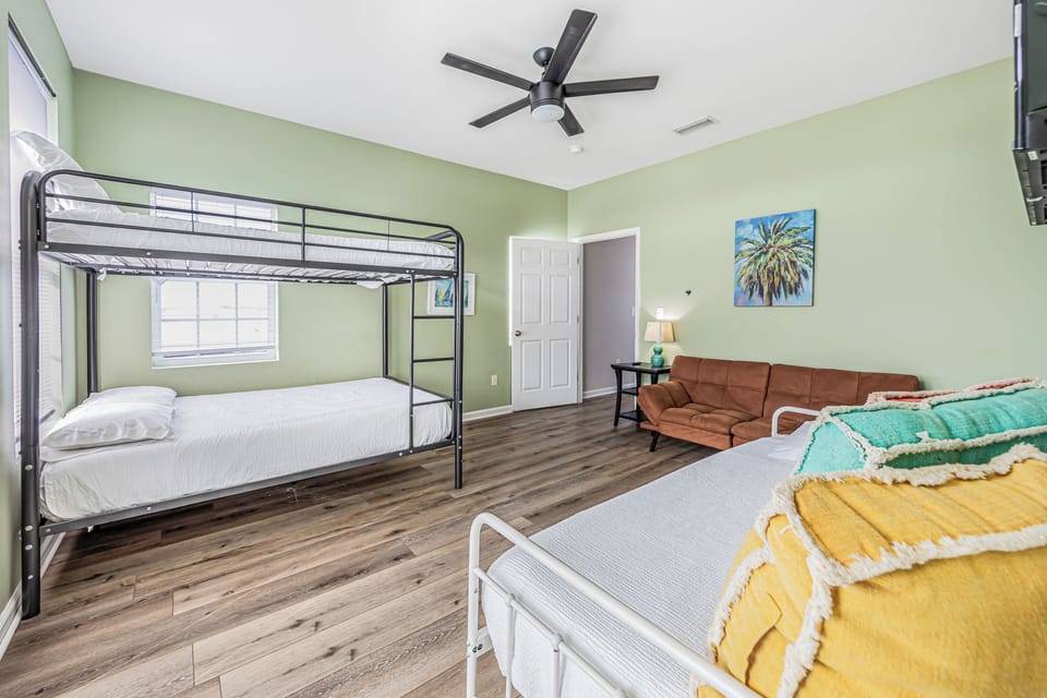 3rd Bedroom with Queen Bunkbed and Twin Daybed (3rd Floor)