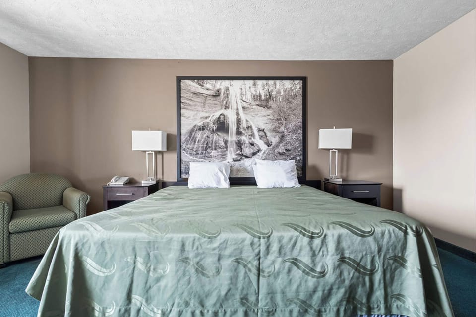 Standard Room, 1 King Bed | Desk, laptop workspace, iron/ironing board, free WiFi