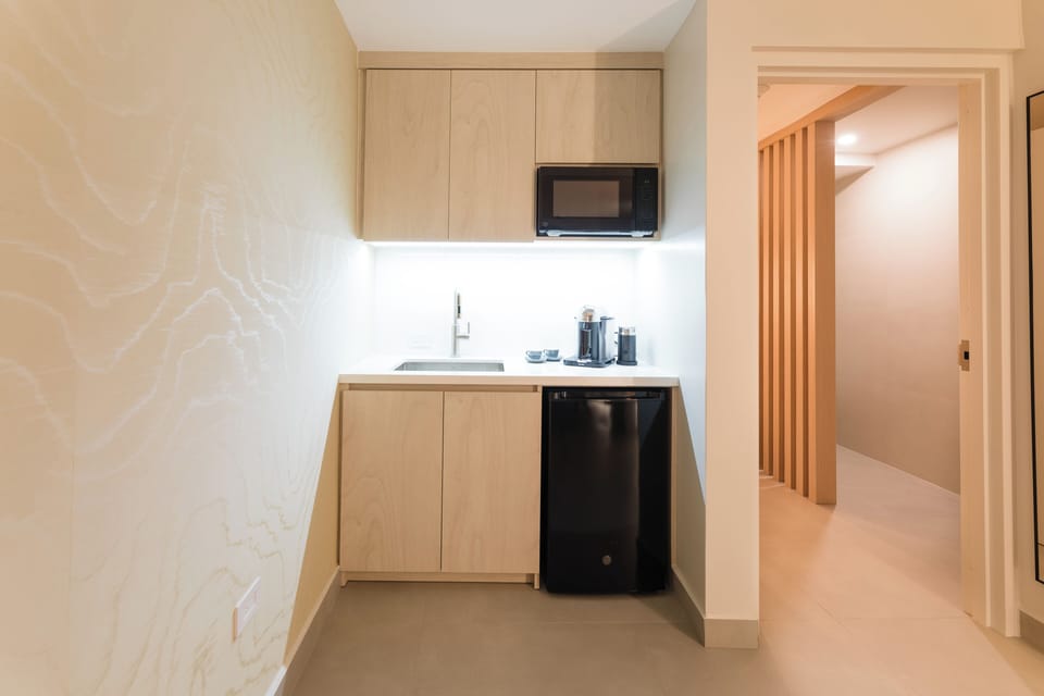 Deluxe Single Room, Kitchenette | Private kitchen | Mini-fridge, microwave, espresso maker, coffee/tea maker