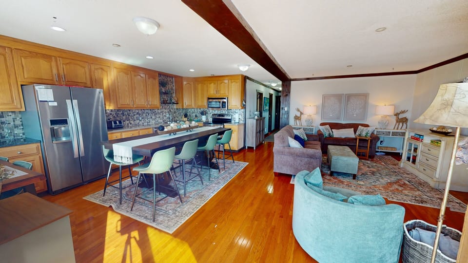 Floor, Flooring, Indoors, Furniture, Living Room