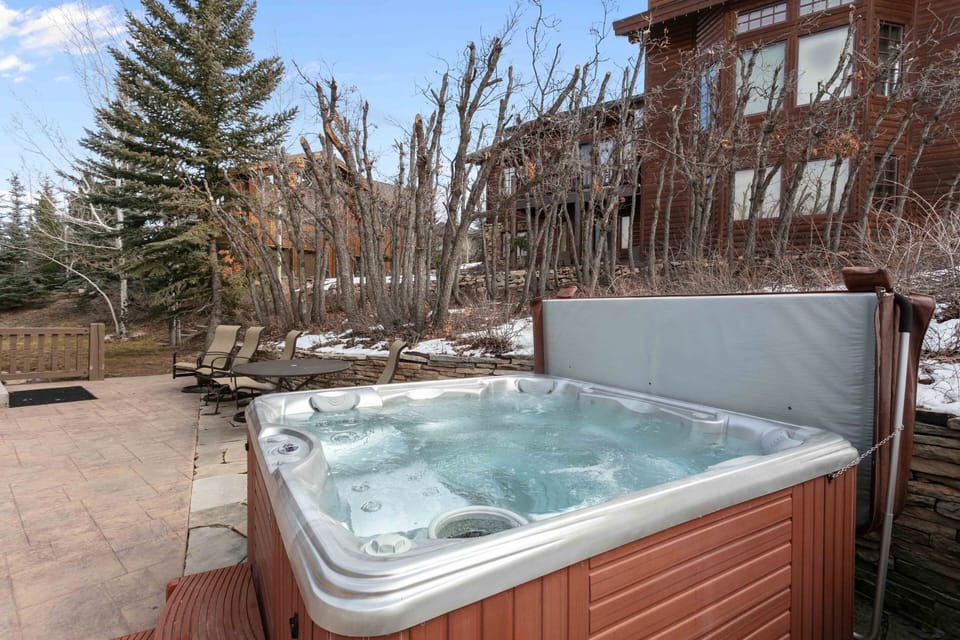 Tub, Hot Tub, Tree, Indoors, Fern