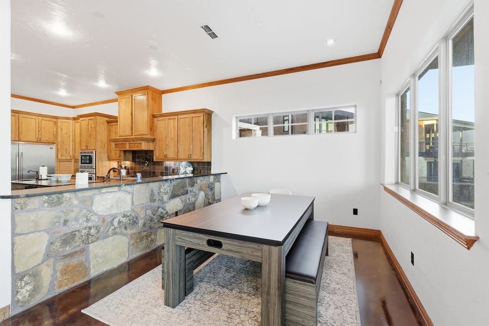 Dining table (seats up to 6)