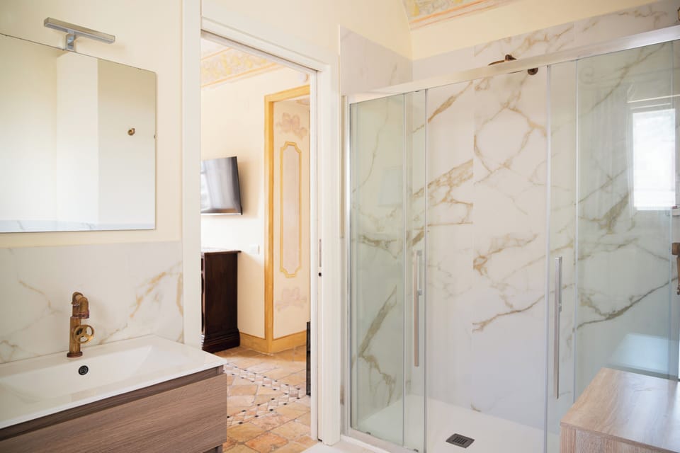 Deluxe Room, Sea View | Bathroom | Shower, hair dryer, towels, soap
