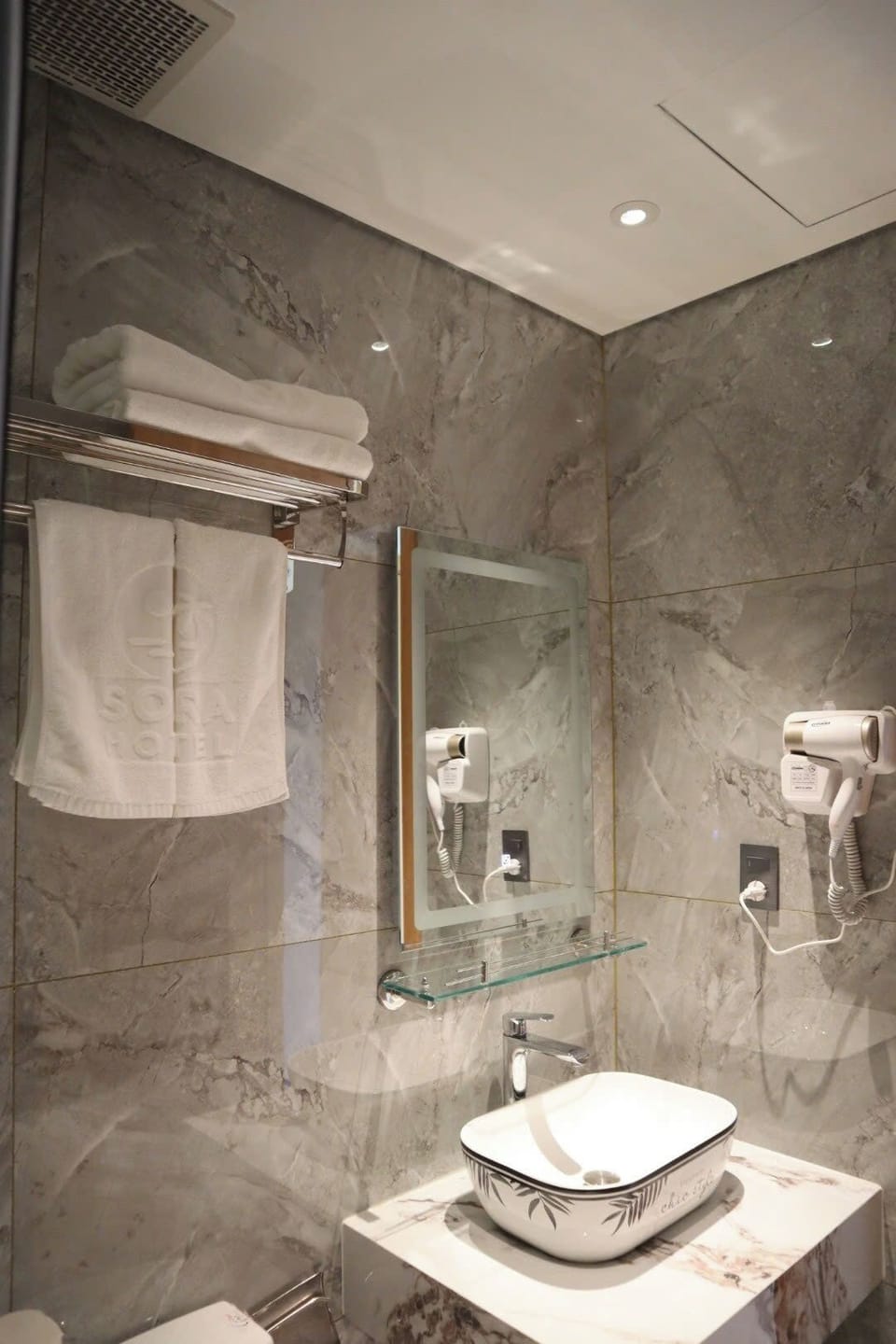 Shower, hair dryer, slippers, bidet