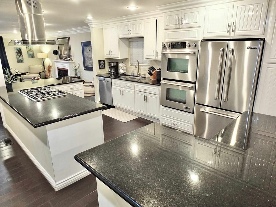 Apartment, Multiple Beds, Patio (LB Peninsula) | Private kitchen