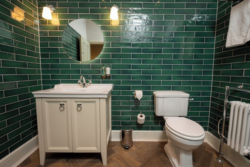 Classic Double Room | Bathroom | Hair dryer, towels, toilet paper