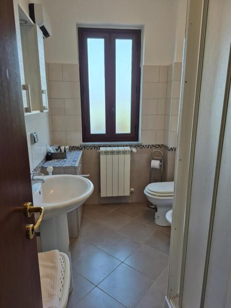 Shower, free toiletries, hair dryer, bidet