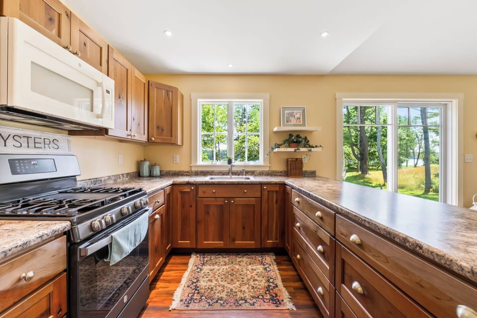 Full kitchen