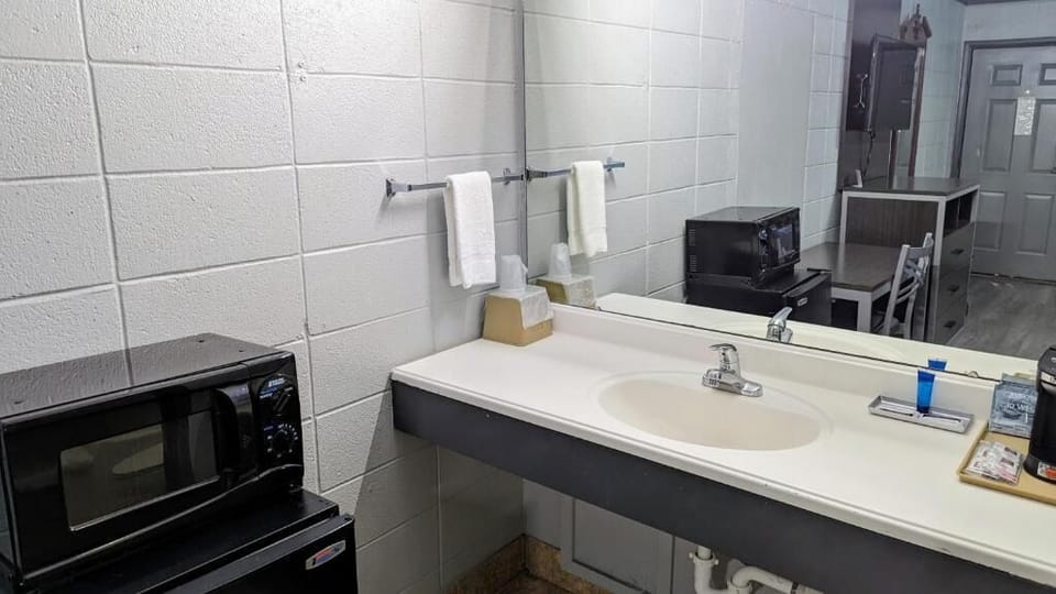 Single Room, Non Smoking | Private kitchen | Fridge, microwave