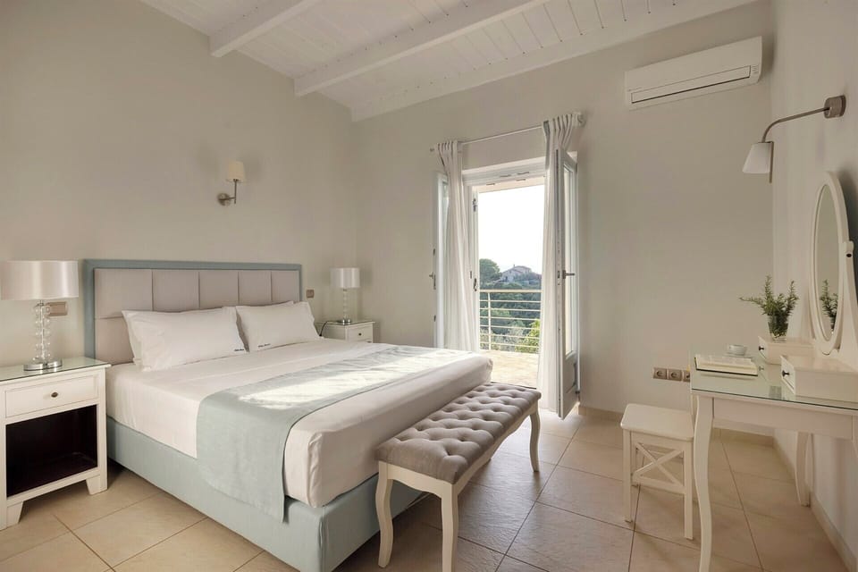 One of the two bedrooms on the ground floor, with its access to the terraces (bedroom 1). 