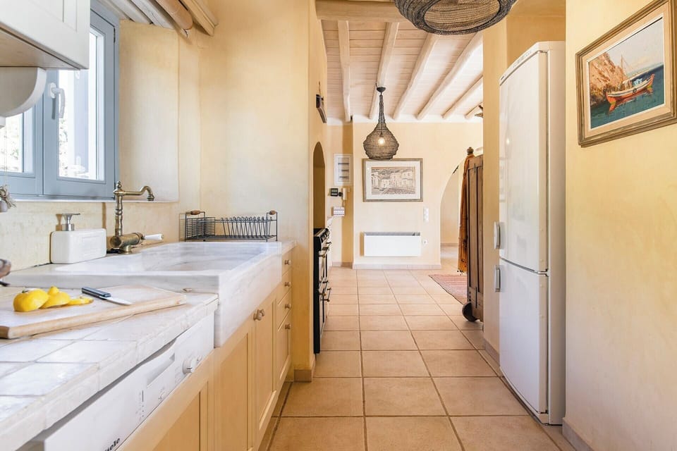 The long, well-equipped kitchen comes with a separate pantry.