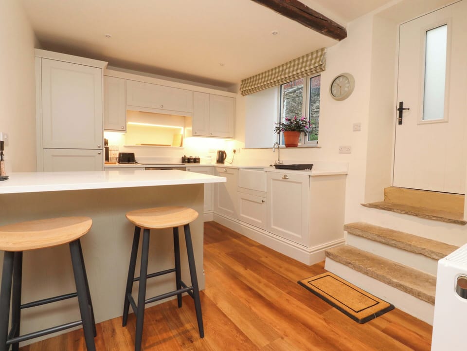 Cottage | Private kitchen | Dishwasher, cookware/dishes/utensils