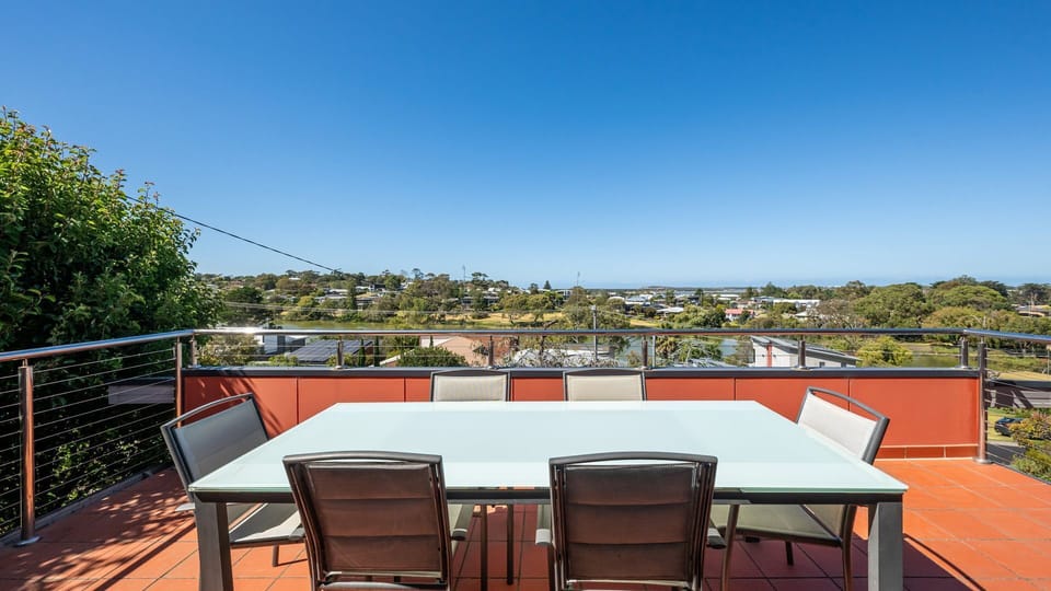 Alfresco dining is available on the balcony.