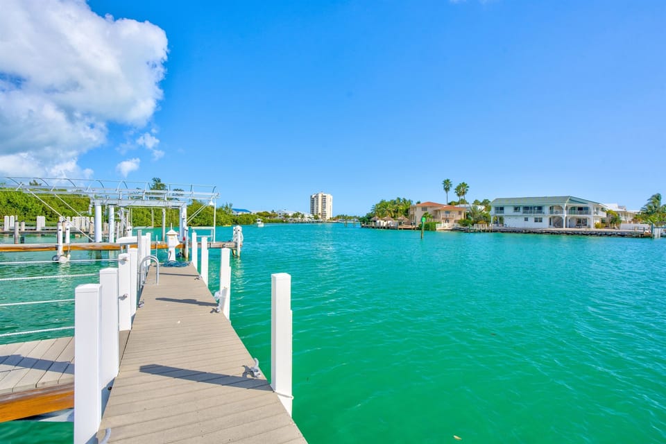 40 ft of deep dockage on the end of the T shaped dock gives plenty of space for any boat. With the 320ft wide canal, you can easily raft multiple boats off the dock if needed.