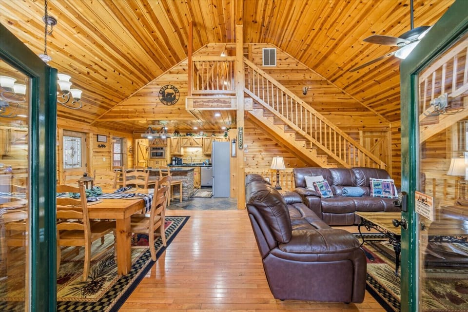 Living & Dining | Vaulted Ceilings | Mountain Retreat