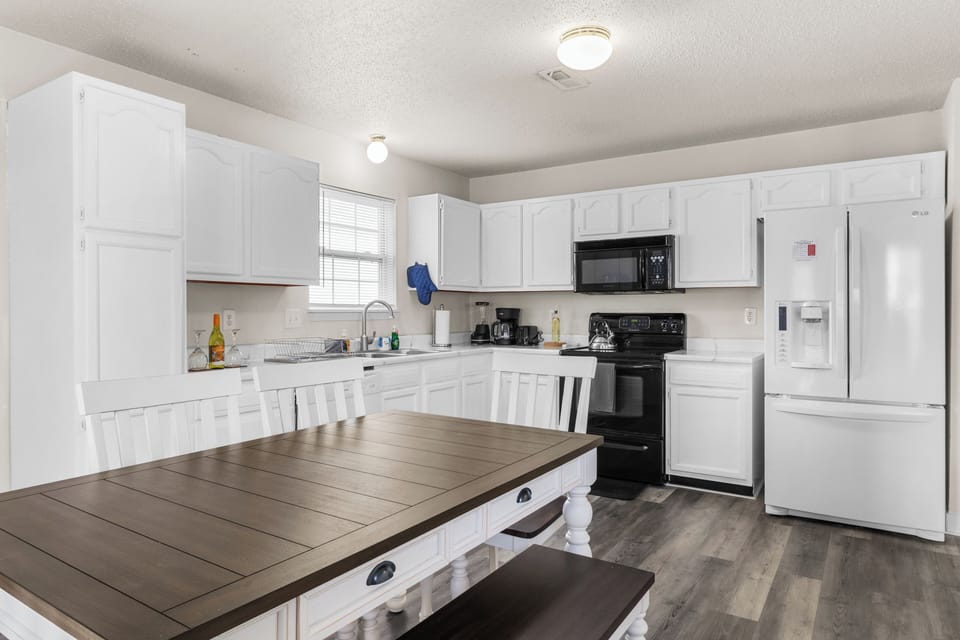 Dining area connecting to the kitchen, perfect for family or casual meals.