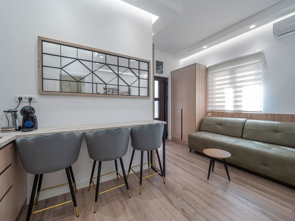 Deluxe Studio, Patio | In-room safe, laptop workspace, soundproofing, free WiFi