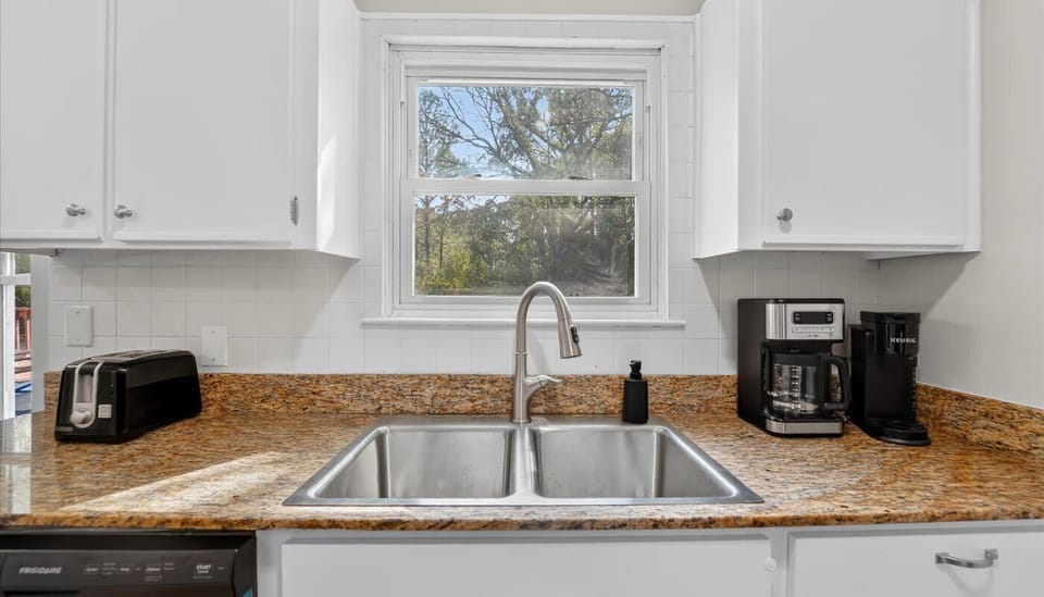 From pancakes to pasta, this kitchen is your stage. Cook, chat, sip wine, or just admire your chef skills—fun guaranteed, mess optional.