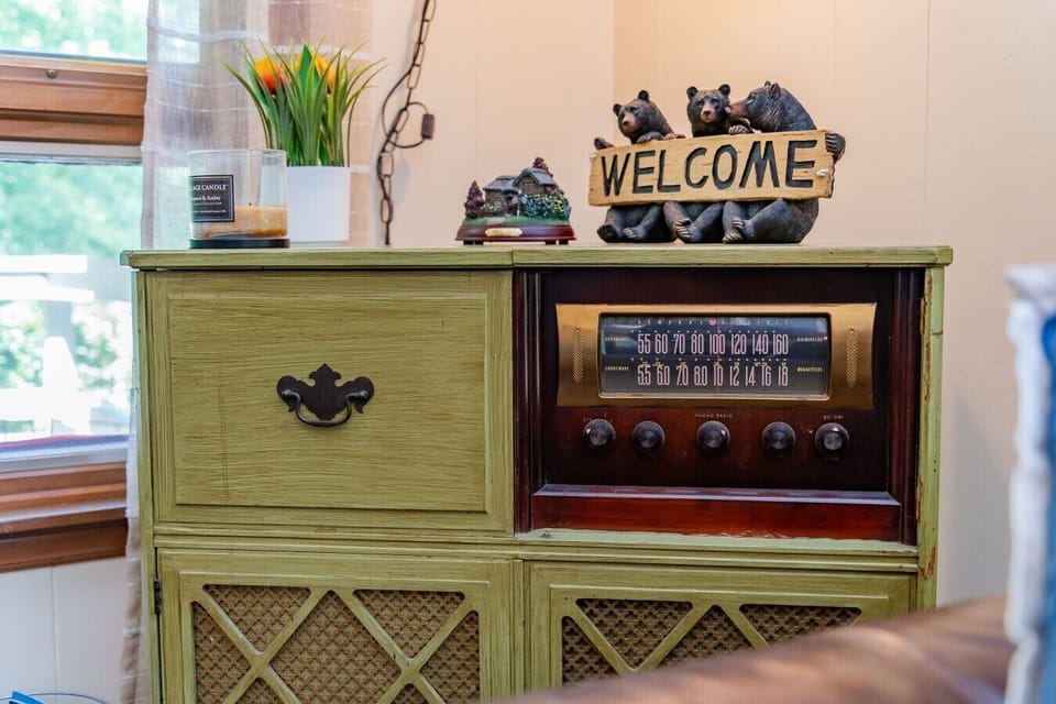 Living Room | Vintage Radio | Green Cabinet & Welcome Sign