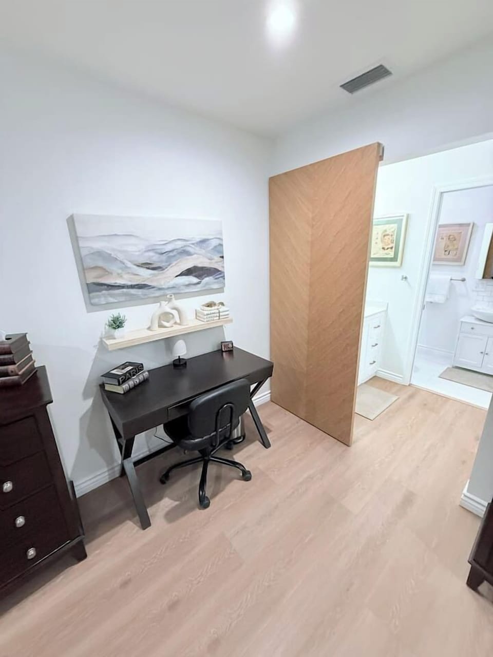 Master Bedroom: Workspace