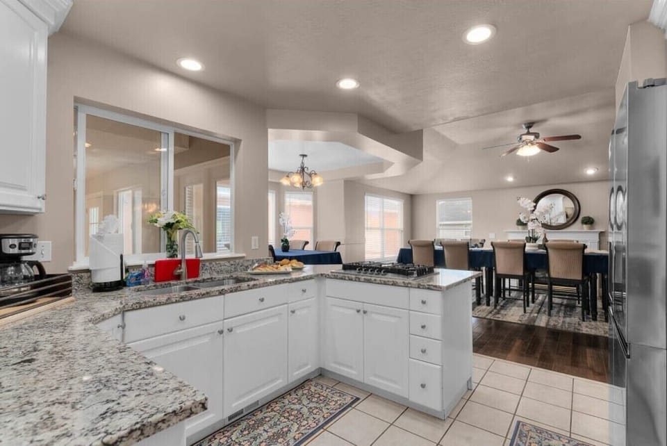 Kitchen 1 | Gas Cooktop | Granite Countertops & Bar Seating