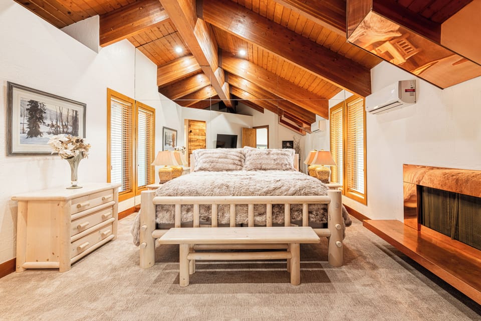 Upstairs Master King bed, TV