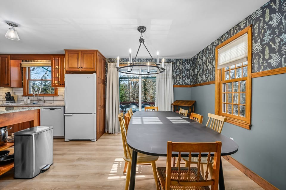 Open concept kitchen an dining area