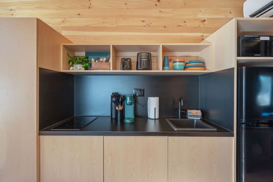 A neat, spotless space perfect for preparing your meals