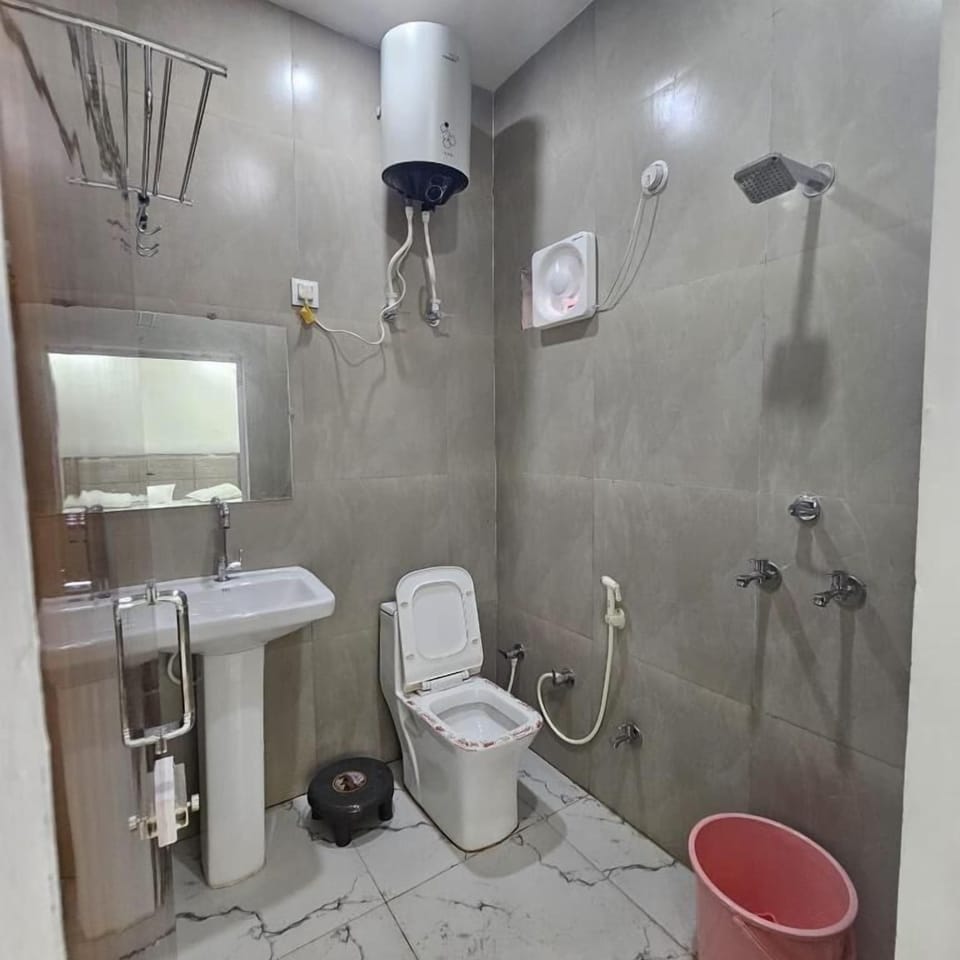 Deluxe Room | Bathroom | Shower, free toiletries, soap, shampoo