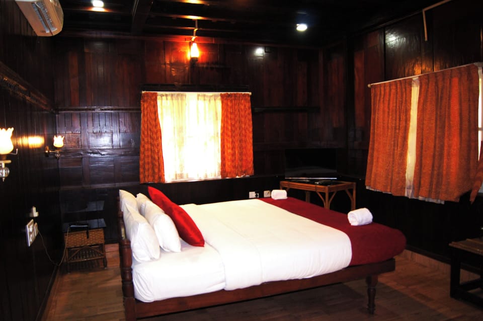 Luxury Cabin, Garden View | Desk, laptop workspace, WiFi (free)