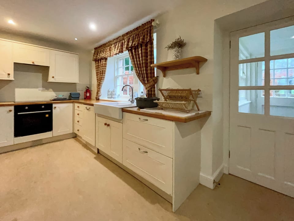 Kitchen | Grieves Cottage - The Garden Holidays, Cupar