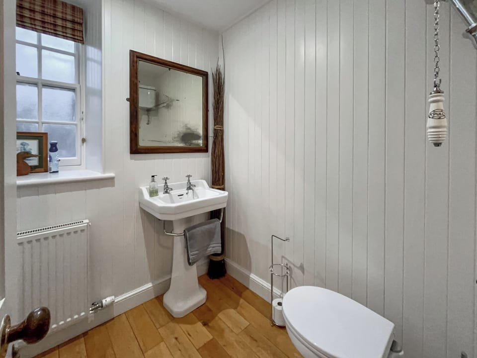 Bathroom | Grieves Cottage - The Garden Holidays, Cupar