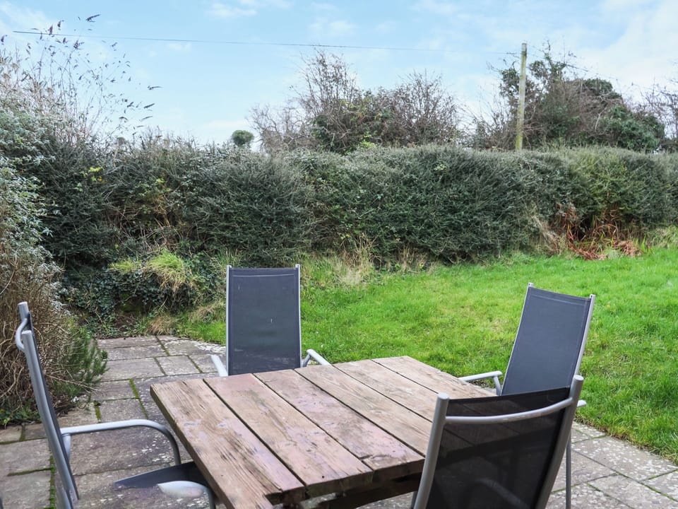 Sitting-out-area | Llwy Garu, Pembroke